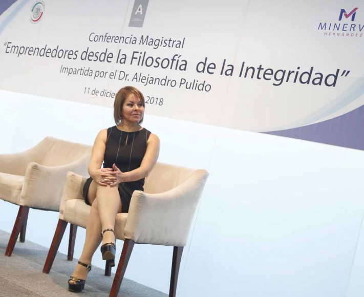 La senadora Minerva Hernández Ramos, durante su participación en la Conferencia Magistral: Emprendedores desde la Filosofía de la Integridad, impartida por el Dr. Alejandro Pulido.