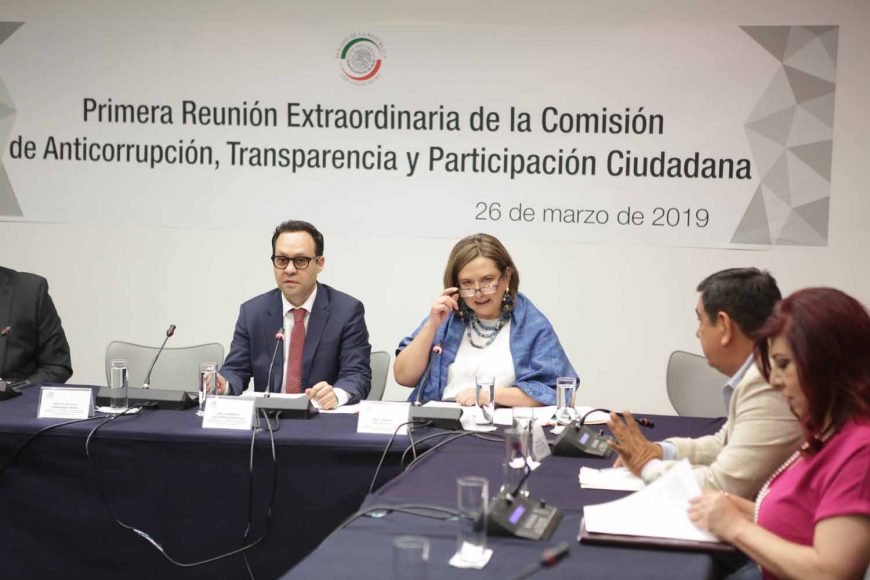 Las senadoras del PAN Martha Cecilia Márquez y Xóchitl Gálvez Ruiz, durante la reunión de trabajo de la primera reunión extraordinaria de la Comisión de Anticorrupción, Transparencia y Participación Ciudadana.