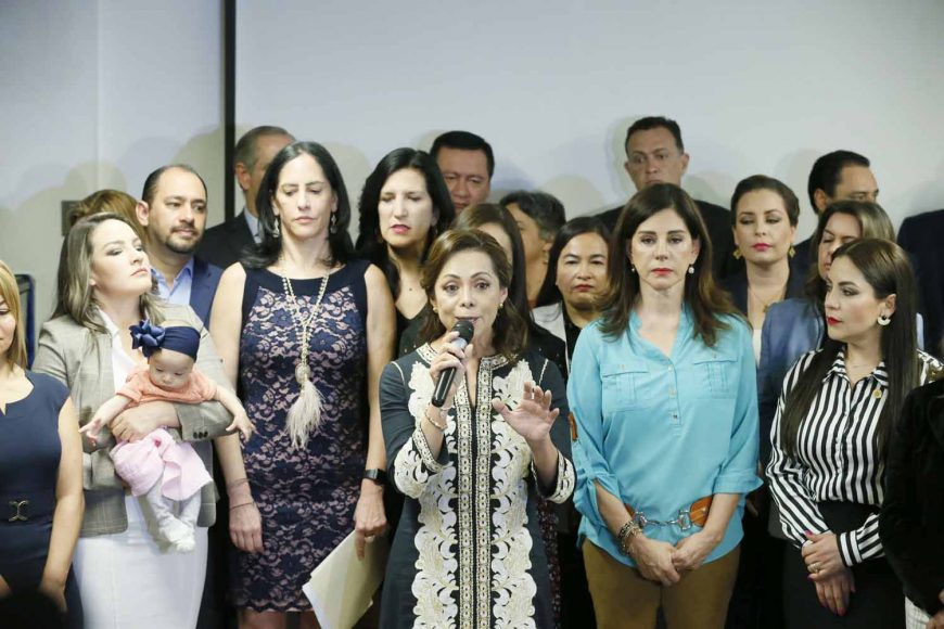 Las y los senadores del PAN, encabezados por su coordinador, Mauricio Kuri González, durante la conferencia de prensa conjunta con otros partidos políticos, para hablar sobre las estancias infantiles, en el Museo de Memoria y Tolerancia