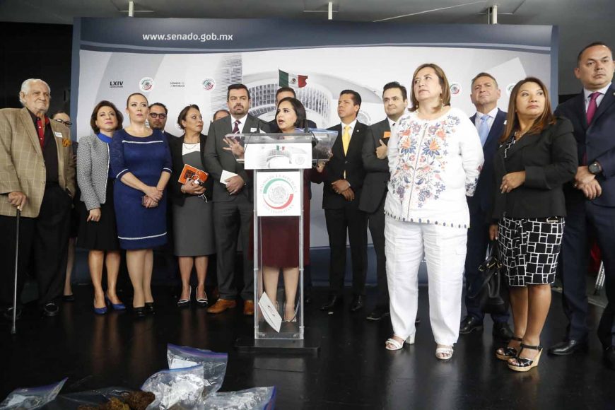 Conferencia de prensa ofrecida por la senadora Mayuli Latifa Martínez Simón, acompañada por senadoras y senadores de su Grupo Parlamentario, así como de otros Grupos y empresarios del sector turístico de Quintana Roo.
