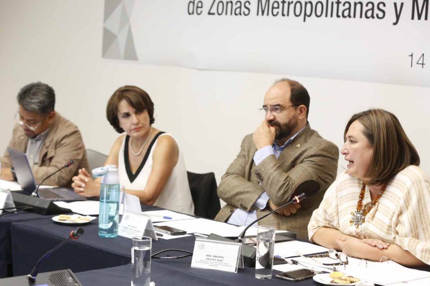 La senadora Xóchitl Gálvez Ruiz y el senador Víctor Fuentes Solís, durante su participación en la séptima reunión de trabajo de la Comisión de Zonas Metropolitanas y Movilidad.