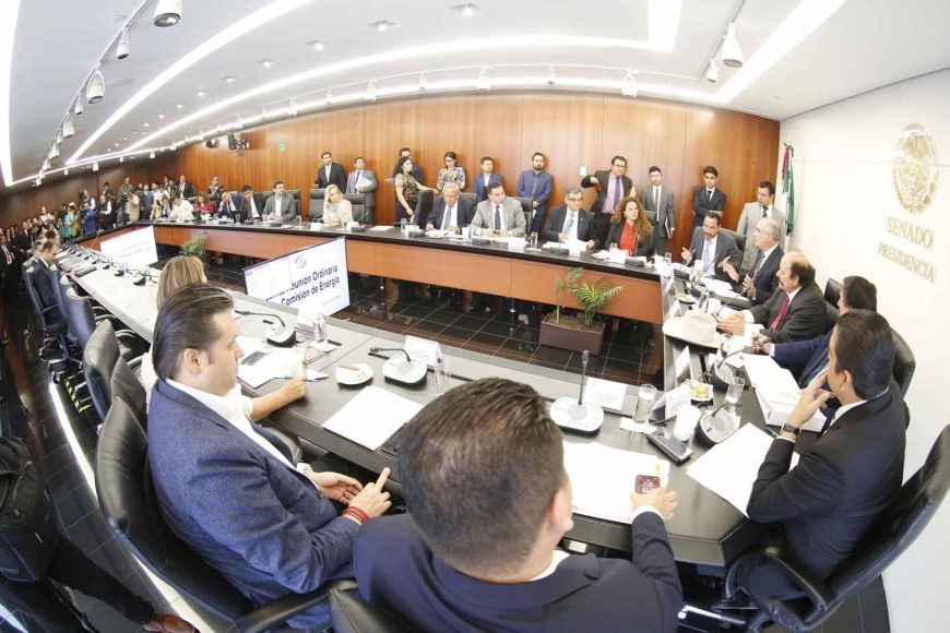 La senadora Xóchitl Gálvez Ruiz, y los senadores Raúl Paz Alonzo, Ismael García Cabeza de Vaca y Julen Rementería del Puerto, al participar en la reunión de la Comisión de Energía.