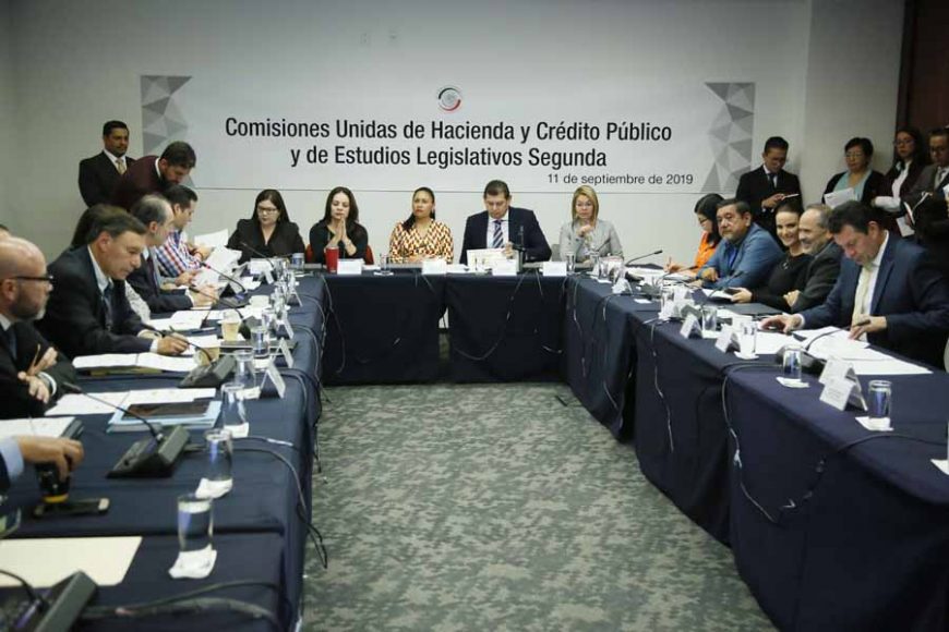 Los senadores del PAN Minerva Hernández Ramos y Gustavo Madero Muñoz, durante la reunión de las Comisiones Unidas de Hacienda y Crédito Público y de Estudios Legislativos Segunda.