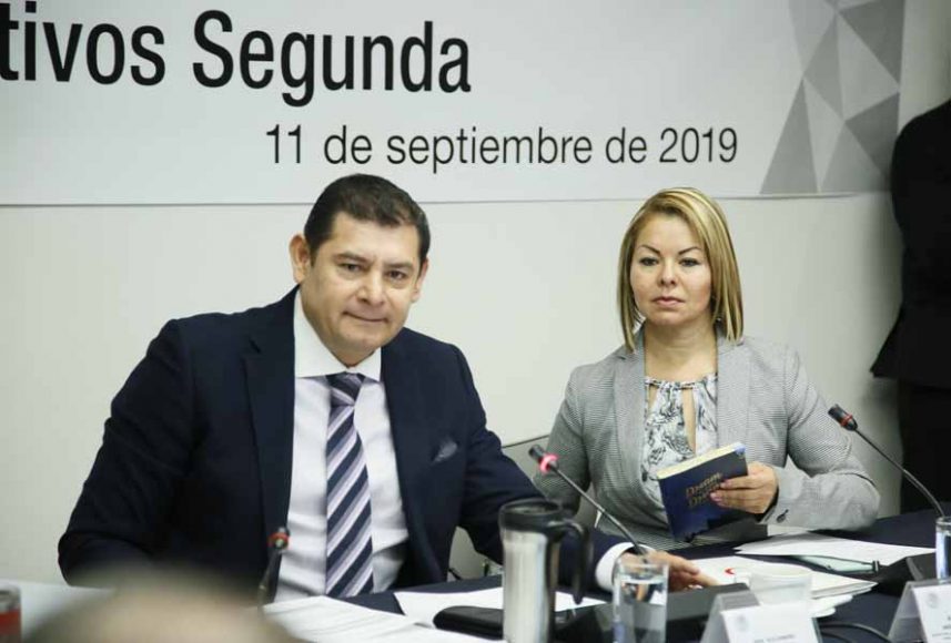Los senadores del PAN Minerva Hernández Ramos y Gustavo Madero Muñoz, durante la reunión de las Comisiones Unidas de Hacienda y Crédito Público y de Estudios Legislativos Segunda.