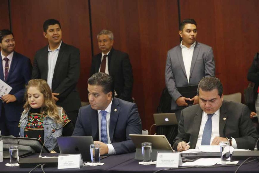 Senadores del GPPAN durante la reunión de las comisiones unidas de Hacienda y Crédito Público, y de Estudios Legislativos Segunda