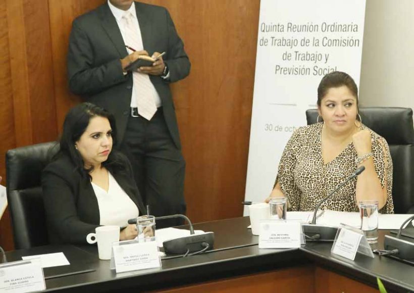 Senadora Mayuli Martínez Simón, durante la reunión de la Comisión de Trabajo y Previsión Social