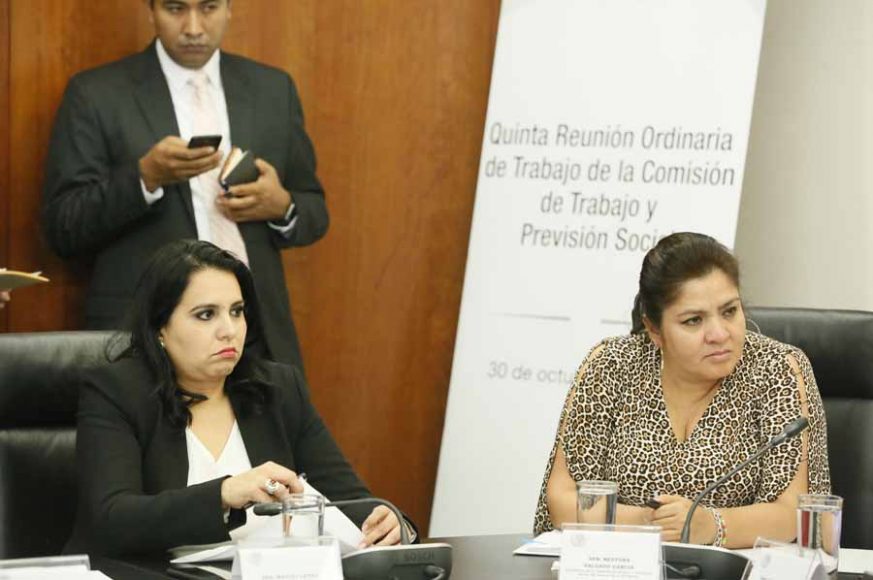 Senadora Mayuli Martínez Simón, durante la reunión de la Comisión de Trabajo y Previsión Social