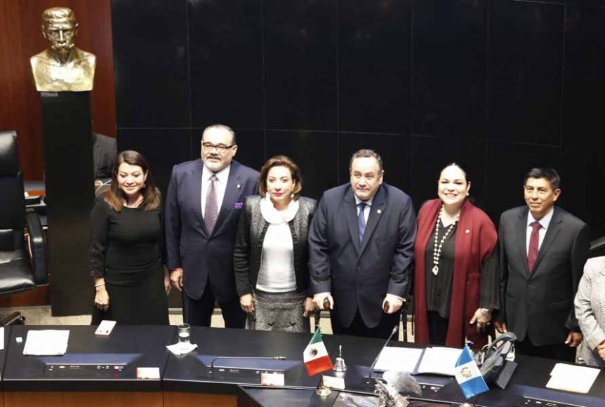 Senadoras y senadores del PAN, durante Sesión Solemne en la recepción al presidente de Guatemala, en visita oficial.