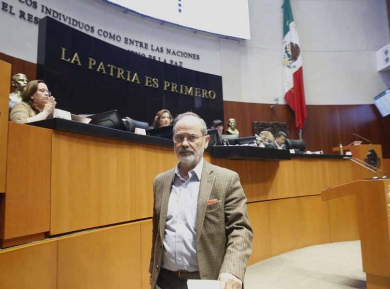 Senador Gustavo Madero Muñoz, al presentar un dictamen de las comisiones unidas de Economía y de Estudios Legislativos
