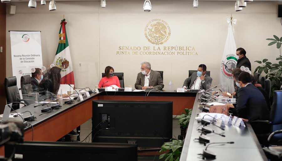 Participación de las senadoras del PAN Minerva Hernández Ramos y Guadalupe Saldaña Cisneros durante la reunión de la Comisión de Educación.
