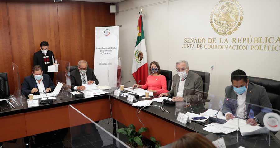 Participación de las senadoras del PAN Minerva Hernández Ramos y Guadalupe Saldaña Cisneros durante la reunión de la Comisión de Educación.
