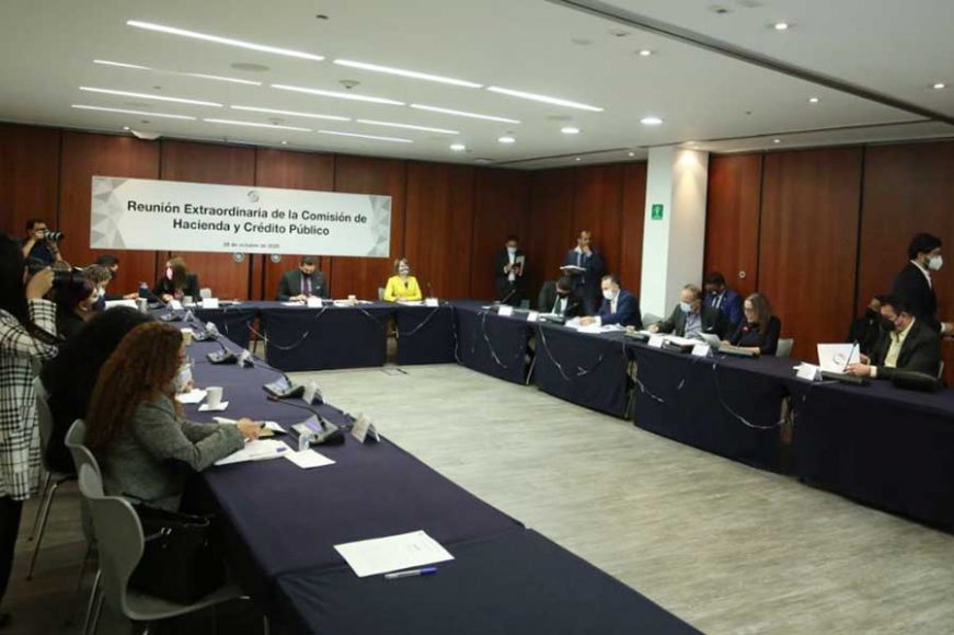 La senadora Minerva Hernández Ramos y el senador Gustavo Madero Muñoz, durante su participación en la reunión de la Comisión de Hacienda, al discutir el paquete de la Ley de Ingresos.
