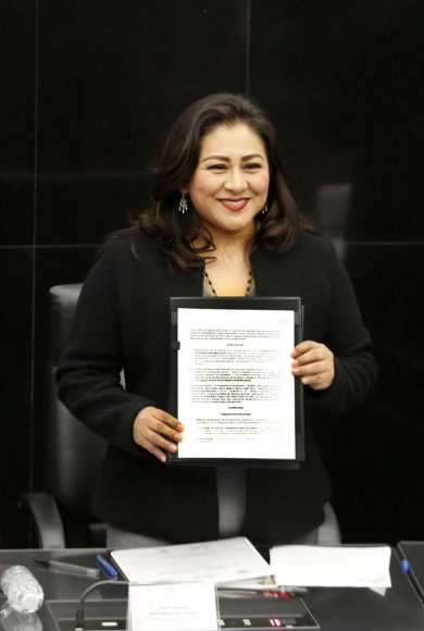 Senadora Nadia Navarro Acevedo, durante la entrega del título de concesión al Congreso de la Unión de la señal XHHCU-TDT Canal 45 e inauguración de Radio Congreso